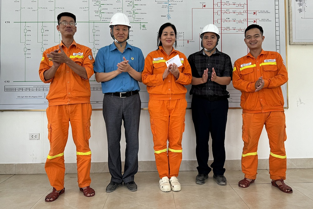 Động viên người lao động “vượt nắng”, “thi công xuyên lễ” Dự án đường dây 500kV mạch 3