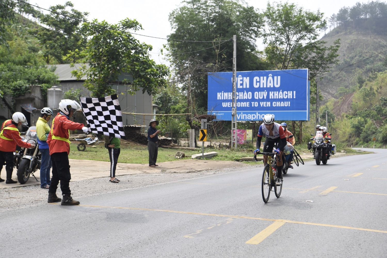 Tay đua Nguyễn Minh Thiện khoác Áo vàng tại chặng 3 Cuộc đua xe đạp “Về Điện Biên Phủ năm 2024”