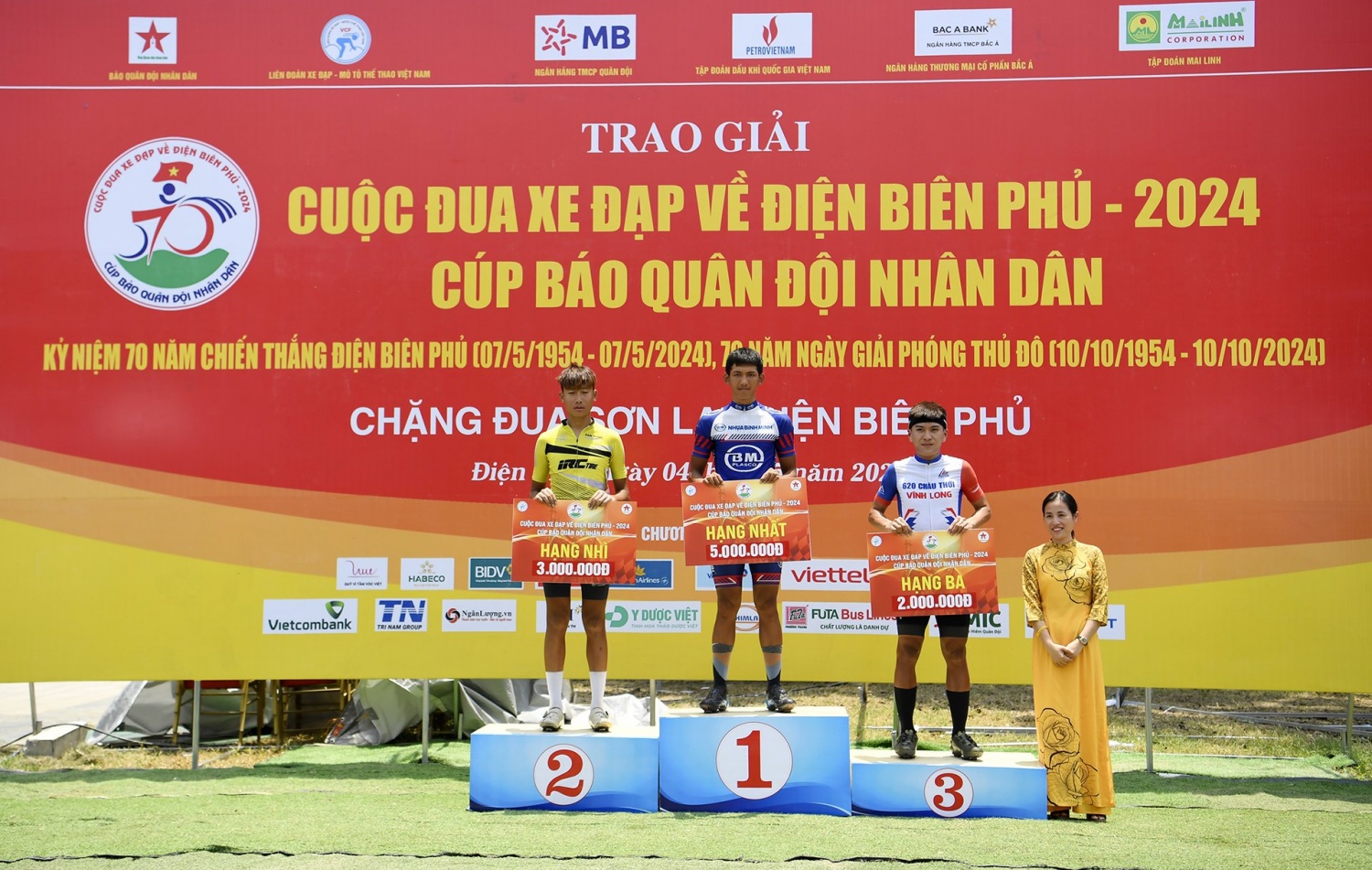 Tay đua Phạm Lê Xuân Lộc giành lại Áo vàng tại chặng 4 cuộc đua xe đạp về Điện Biên Phủ