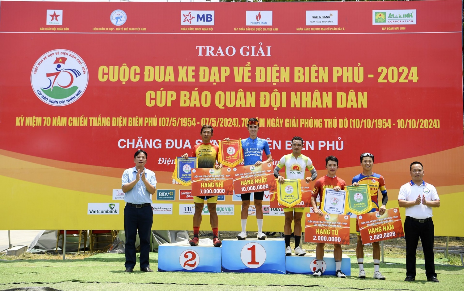 Tay đua Phạm Lê Xuân Lộc giành lại Áo vàng tại chặng 4 cuộc đua xe đạp về Điện Biên Phủ
