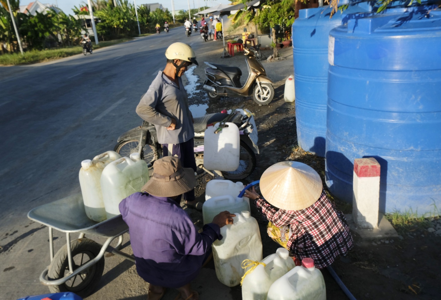 Những giọt nước nghĩa tình trong hạn mặn