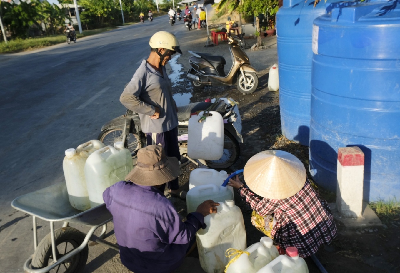 Những giọt nước đong đầy nghĩa tình trong hạn mặn
