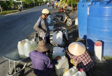 Những giọt nước đong đầy nghĩa tình trong hạn mặn