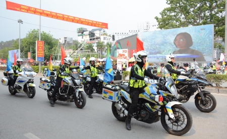 "Cánh tay phải" của các cua-rơ trên mọi nẻo đường