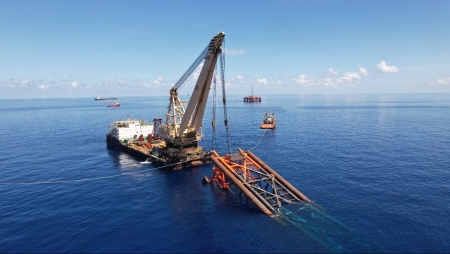 Lắp dựng thành công chân đế giàn ĐH01