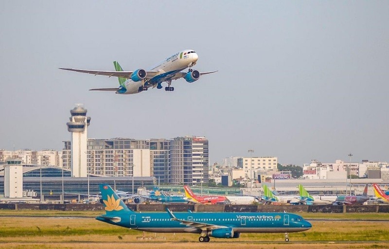 Nguyên nhân nào khiến giá vé máy bay tăng cao?