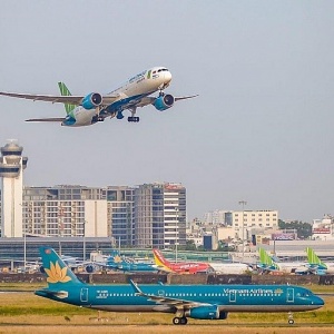 Nguyên nhân nào khiến giá vé máy bay tăng cao?