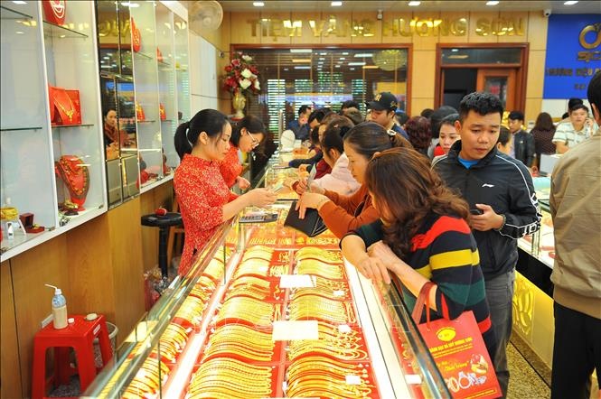 Chuyên gia nói gì về đề xuất bắt buộc không dùng tiền mặt khi mua bán vàng?