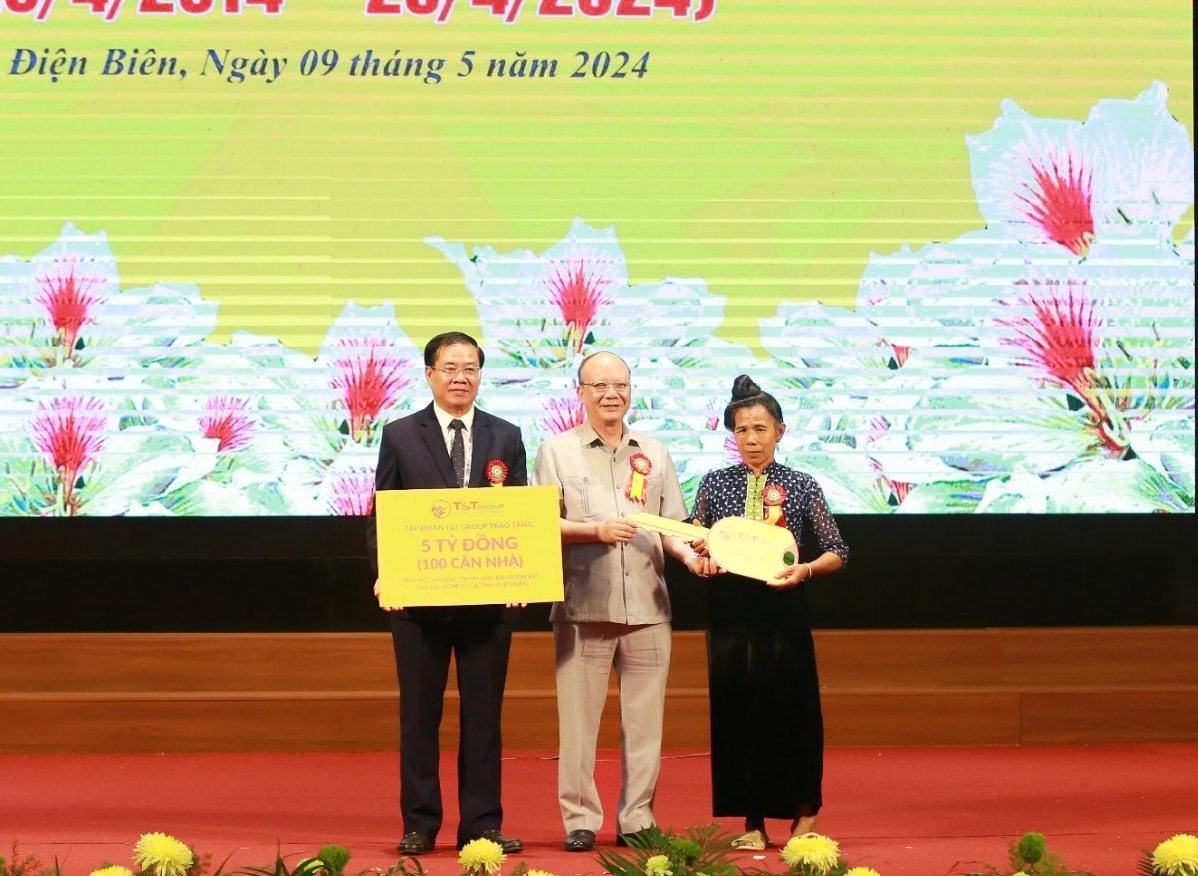 T&T Group trao tặng 5 tỷ đồng hỗ trợ làm nhà Đại đoàn kết cho người nghèo tỉnh Điện Biên