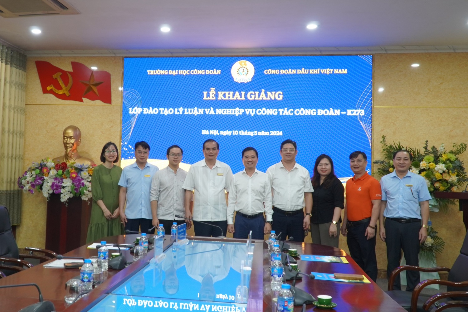 Các đại biểu tham dự lễ khai giảng chụp ảnh lưu niệm.