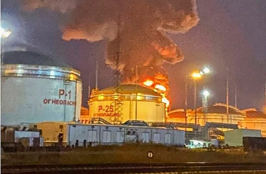 Một thùng dầu bốc cháy sau vụ tấn công nghi do UAV ở Krasnodar, Nga ngày 31/5 (Ảnh: EPA)