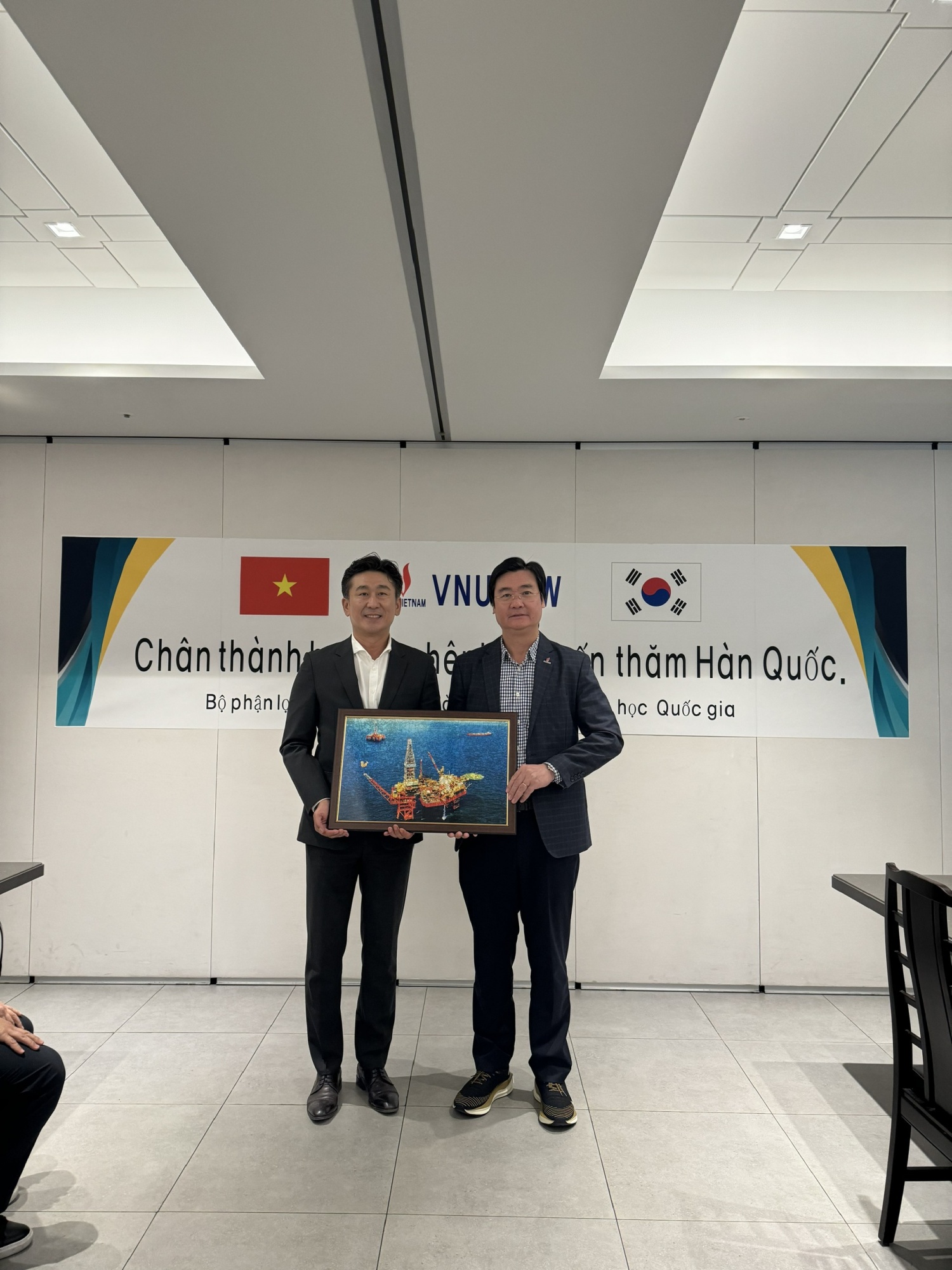 Phó Chủ tịch Thường trực CĐ DKVN Nguyễn Mạnh Kha tặng quà cho Công đoàn Hiệp Hội Hóa chất Hàn Quốc