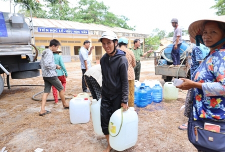 Những “Giọt nước nghĩa tình” đến với người dân Bến Tre, Tiền Giang giữa mùa hạn mặn khốc liệt