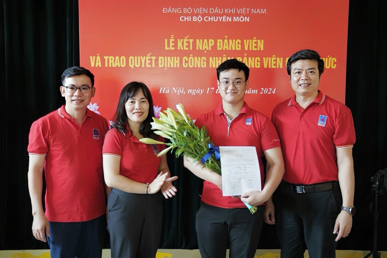 Chi bộ Chuyên môn dâng hương tưởng niệm Chủ tịch Hồ Chí Minh tại di tích lịch sử 48 Hàng Ngang
