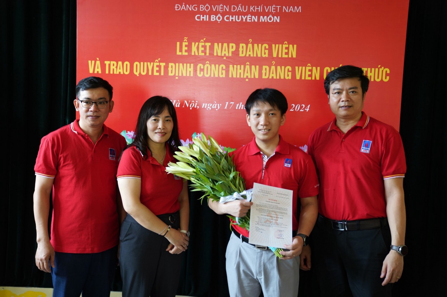Chi bộ Chuyên môn dâng hương tưởng niệm Chủ tịch Hồ Chí Minh tại di tích lịch sử 48 Hàng Ngang