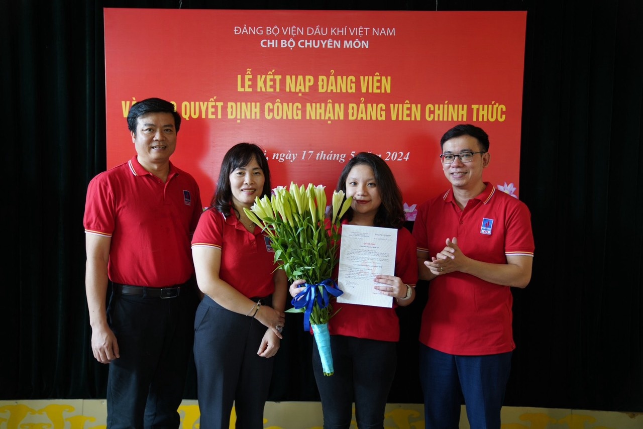 Chi bộ Chuyên môn dâng hương tưởng niệm Chủ tịch Hồ Chí Minh tại di tích lịch sử 48 Hàng Ngang
