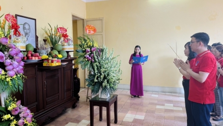 Chi bộ Chuyên môn dâng hương tưởng niệm Chủ tịch Hồ Chí Minh tại di tích lịch sử 48 Hàng Ngang