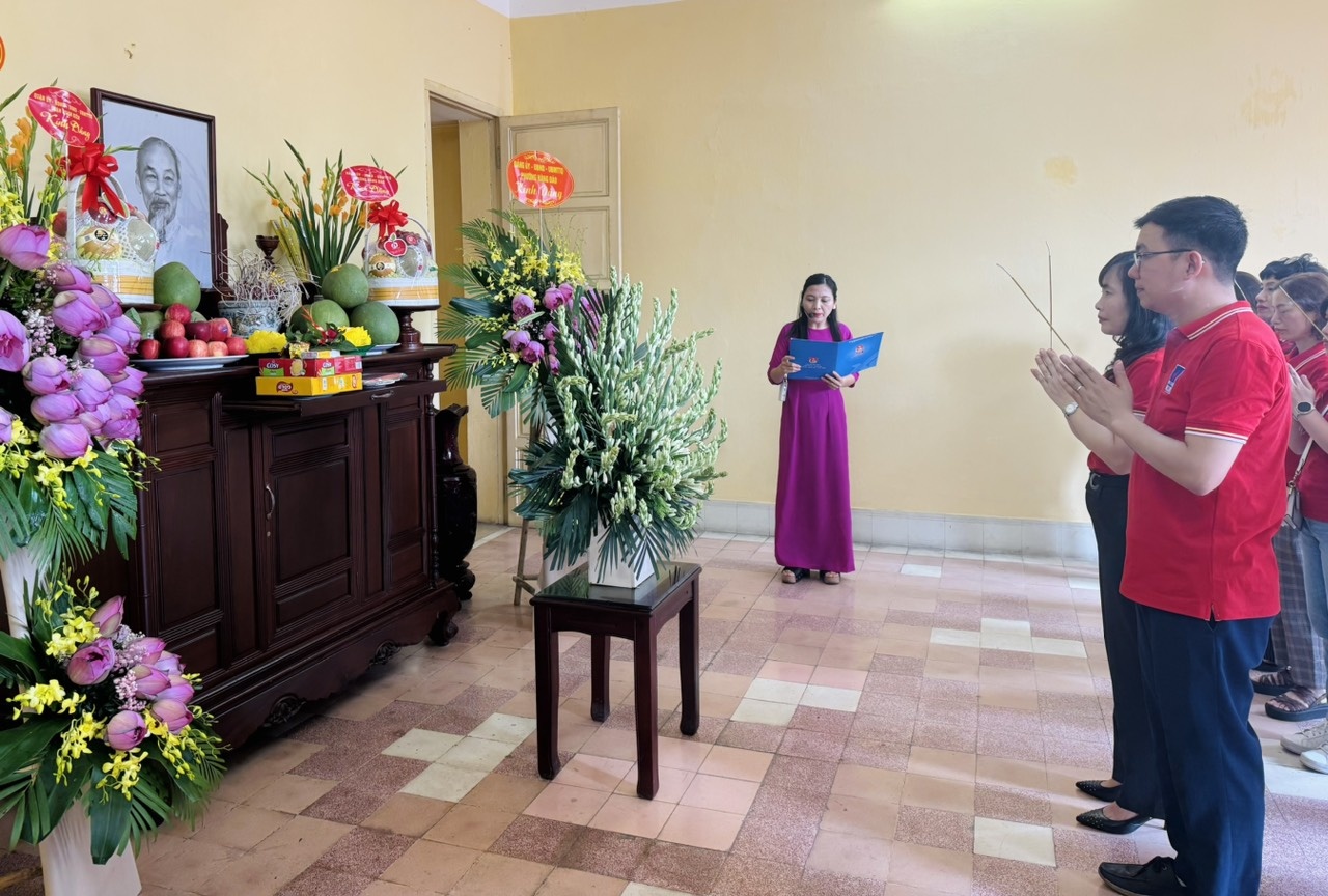 Chi bộ Chuyên môn dâng hương tưởng niệm Chủ tịch Hồ Chí Minh tại di tích lịch sử 48 Hàng Ngang