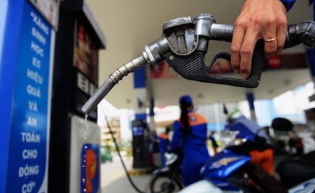 Giảm VAT và thuế bảo vệ môi trường xăng dầu có "tác dụng kép"