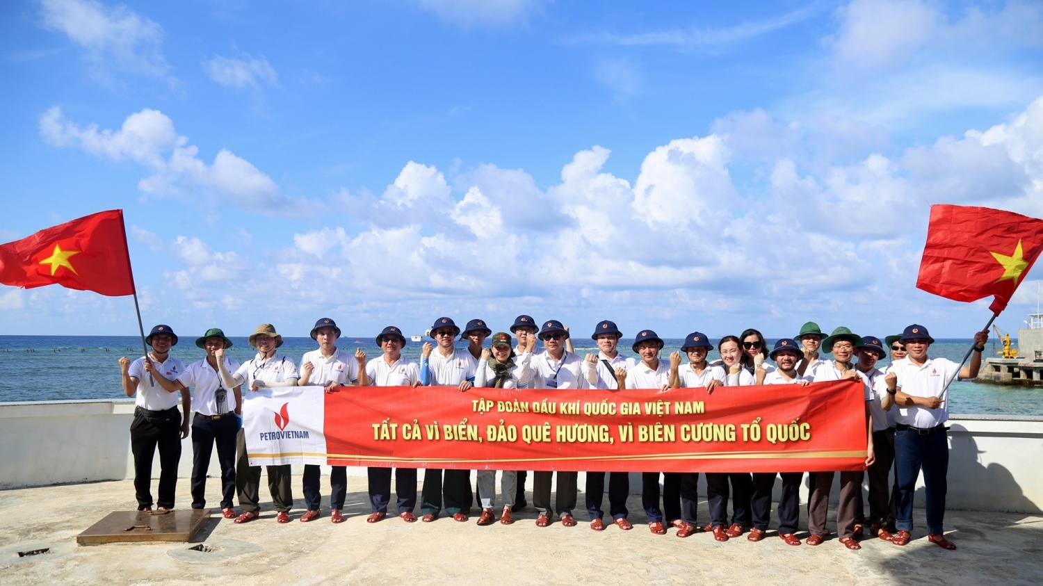 [Chùm ảnh] Petrovietnam thăm và động viên cán bộ chiến sĩ, người dân Trường Sa, Nhà giàn DK1/9-Ba kè