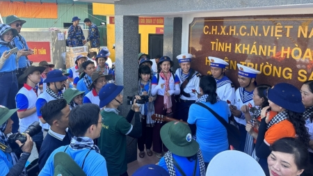 Đoàn Vietsovpetro thăm cán bộ chiến sĩ, nhân dân quần đảo Trường Sa và nhà giàn DK1