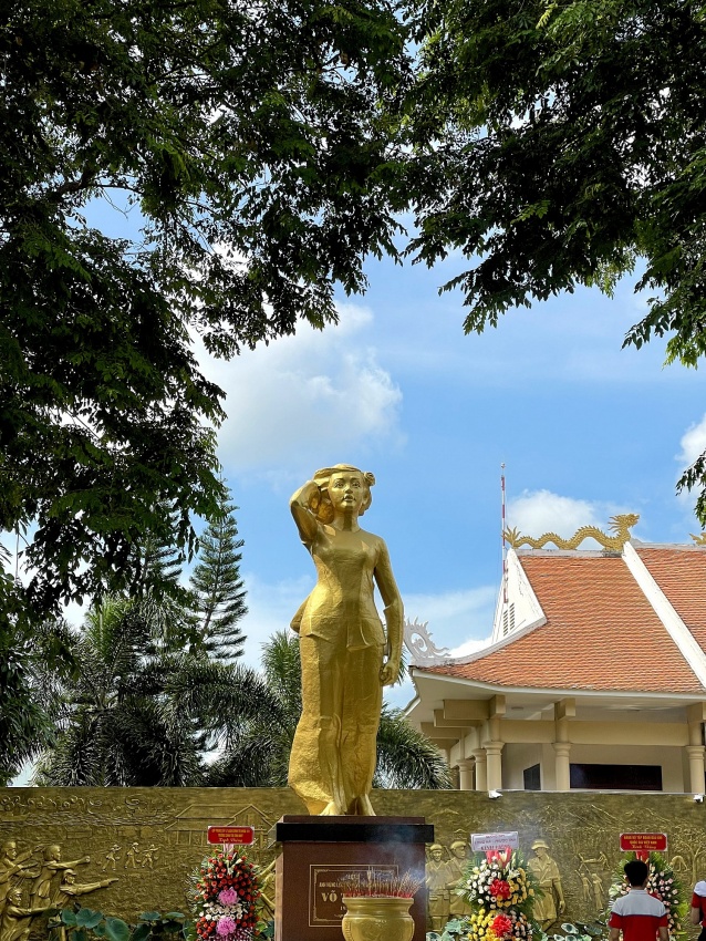 Hành trình về nguồn, dâng hương tại Đền thờ và Tượng đài Nữ Anh hùng Liệt sĩ Võ Thị Sáu