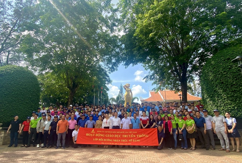 Hành trình về nguồn, dâng hương tại Đền thờ và Tượng đài Nữ Anh hùng Liệt sĩ Võ Thị Sáu