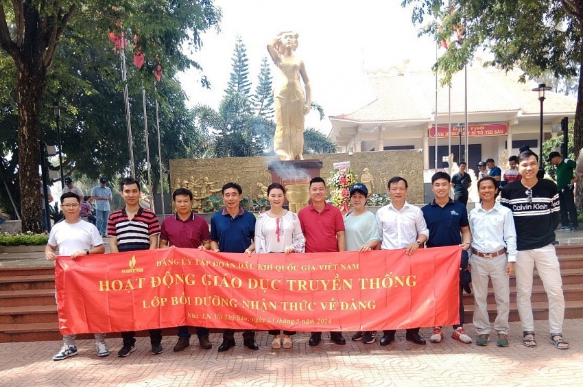 Hành trình về nguồn, dâng hương tại Đền thờ và Tượng đài Nữ Anh hùng Liệt sĩ Võ Thị Sáu