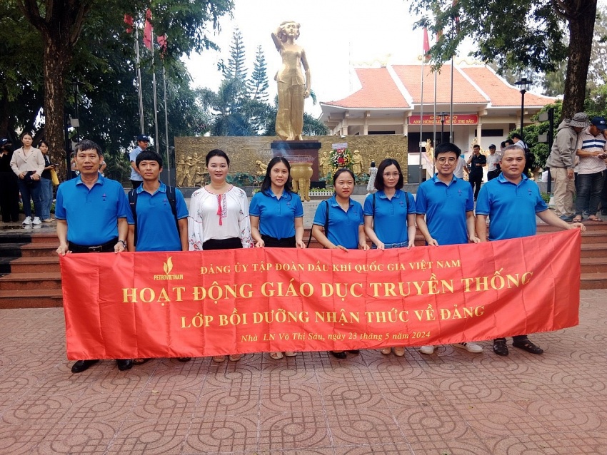 Hành trình về nguồn, dâng hương tại Đền thờ và Tượng đài Nữ Anh hùng Liệt sĩ Võ Thị Sáu