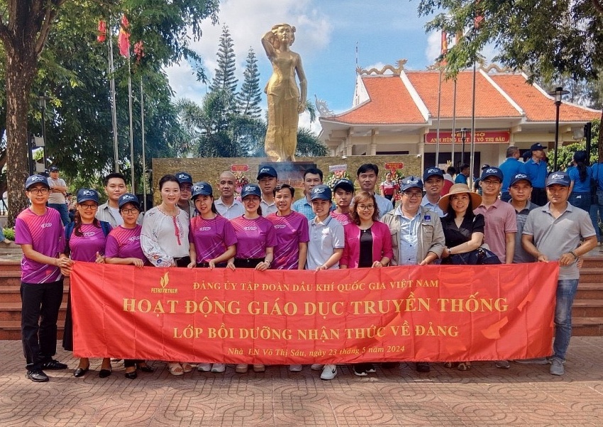 Hành trình về nguồn, dâng hương tại Đền thờ và Tượng đài Nữ Anh hùng Liệt sĩ Võ Thị Sáu