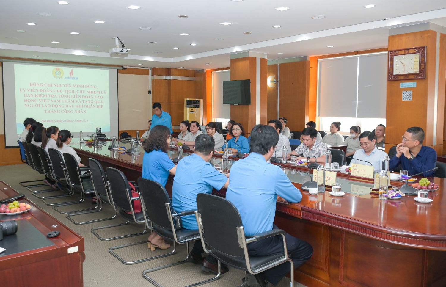 Lãnh đạo Tổng Liên đoàn Lao động Việt Nam và Công đoàn Dầu khí Việt Nam thăm, tặng quà người lao động có hoàn cảnh khó khăn