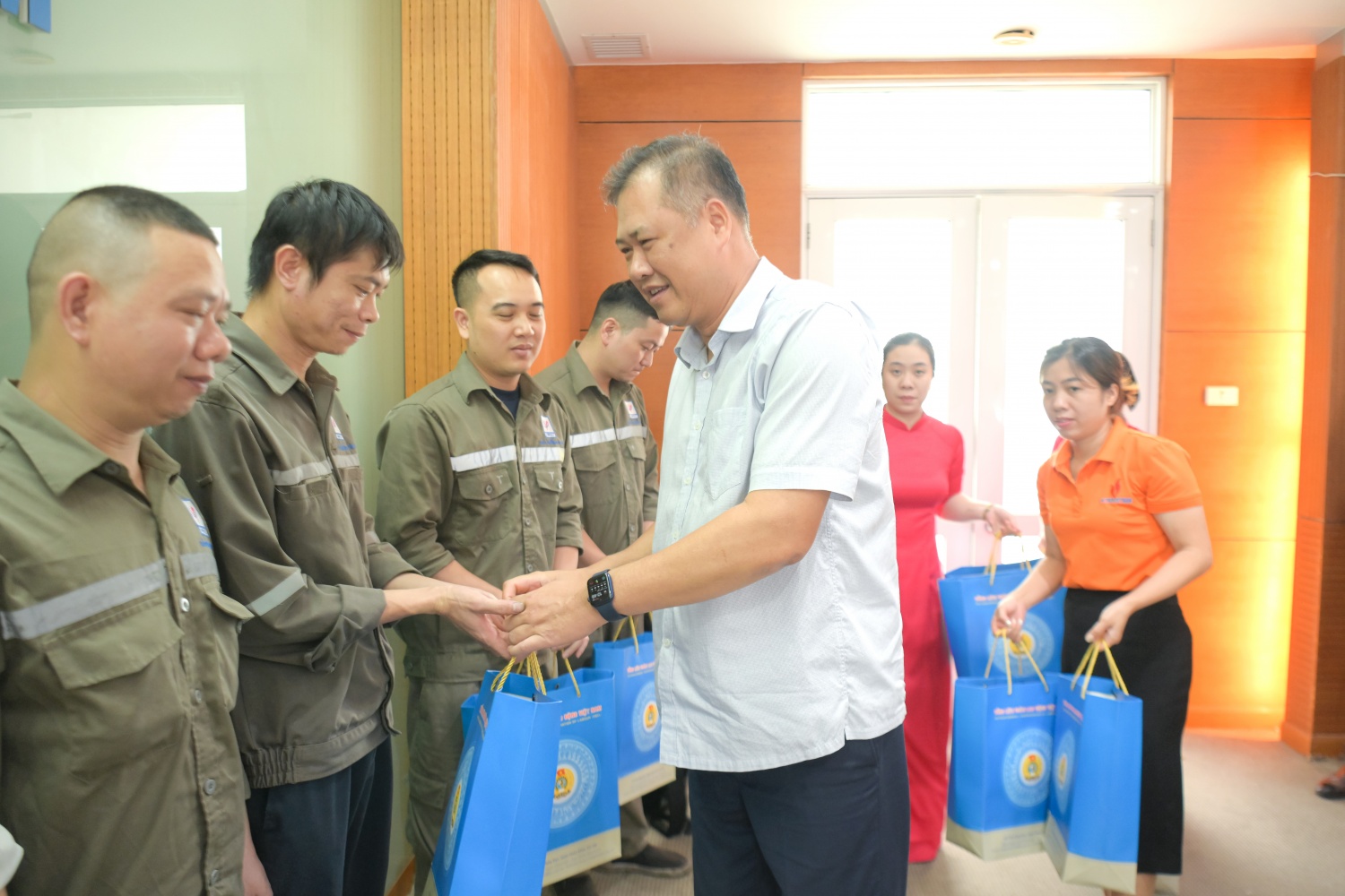 Lãnh đạo Tổng Liên đoàn Lao động Việt Nam và Công đoàn Dầu khí Việt Nam thăm, tặng quà người lao động có hoàn cảnh khó khăn