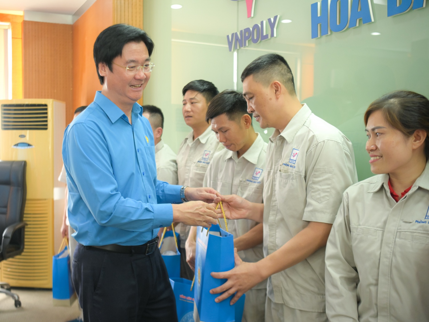 Lãnh đạo Tổng Liên đoàn Lao động Việt Nam và Công đoàn Dầu khí Việt Nam thăm, tặng quà người lao động có hoàn cảnh khó khăn