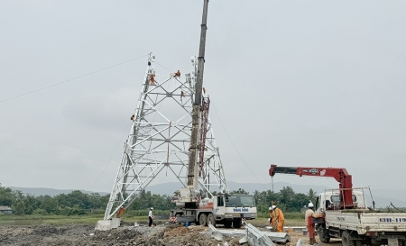 Dự án đường dây 500kV mạch 3: EVNNPT huy động nhân lực khắp mọi miền Tổ quốc, tăng tốc dựng cột, kéo dây