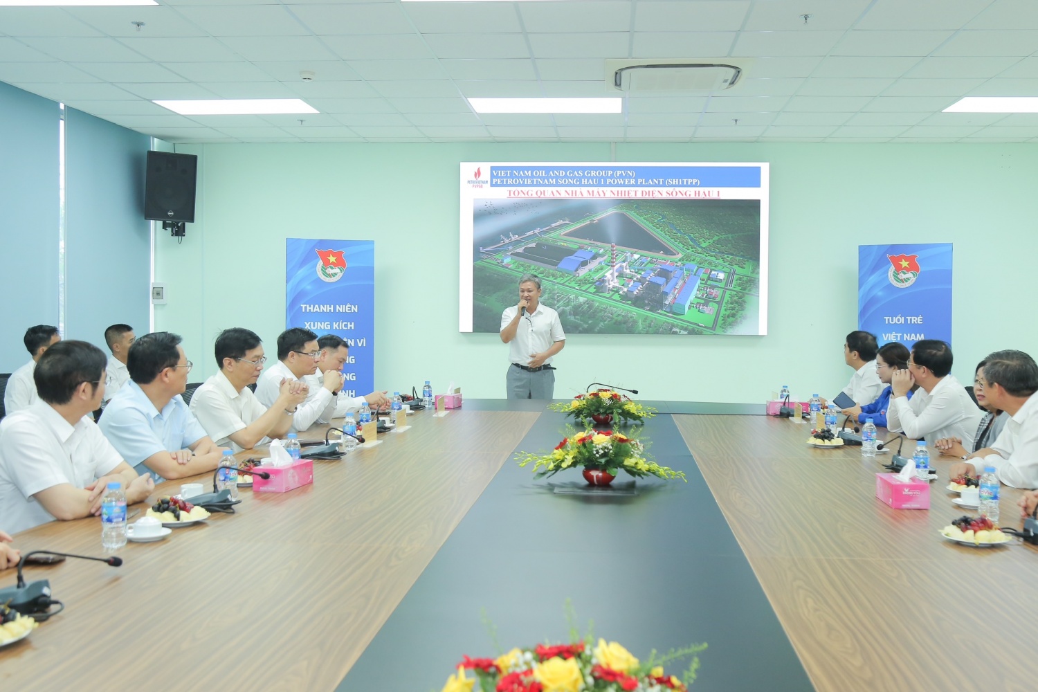 Đoàn khối DNTW gắn biển công trình thanh niên tại Nhà máy Nhiệt điện Sông Hậu 1