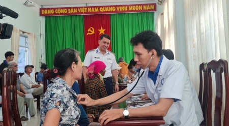 Bộ Tư lệnh Vùng Cảnh sát biển 3 đồng hành với ngư dân Khánh Hòa