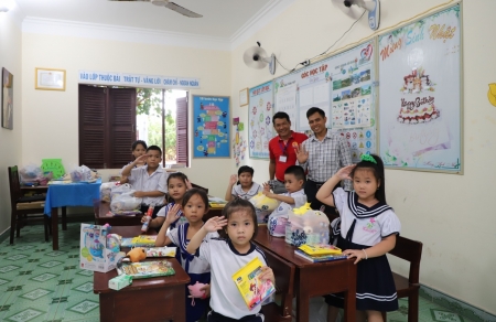 Đoàn công tác PVU thăm, tặng quà, động viên quân, dân trên quần đảo Trường Sa và Nhà giàn DK1/9 (Ba Kè)