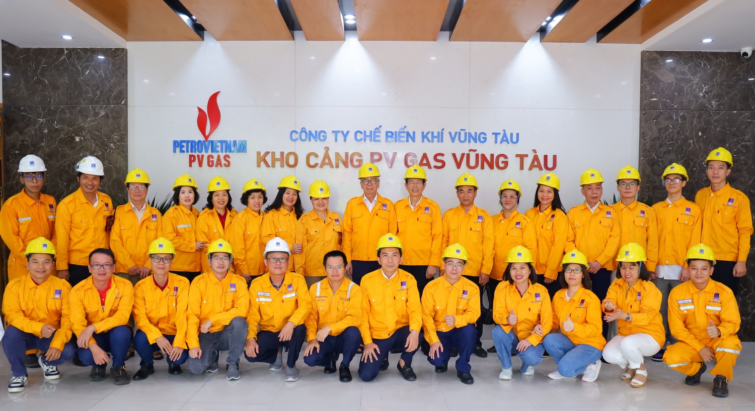 H3. Đại biểu tham quan hệ thống kho cảng LNG Thị Vải