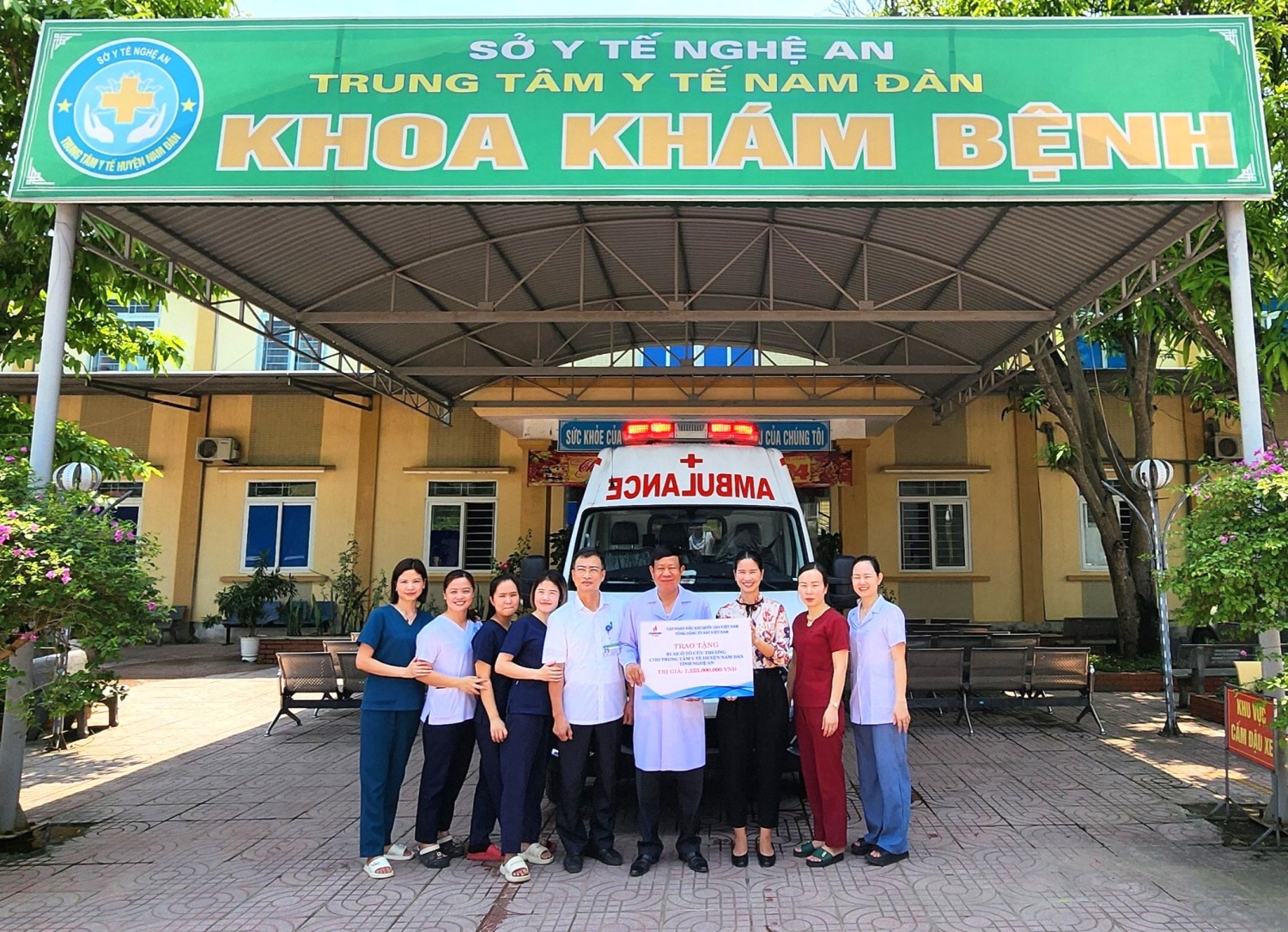 PV GAS trao biển tài trợ xe ô tô cứu thương cho Lãnh đạo Trung tâm y tế huyện Nam Đàn