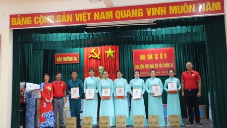 PV College thăm, tặng quà, động viên quân, dân trên quần đảo Trường Sa và Nhà giàn DK1/9 (Ba Kè)