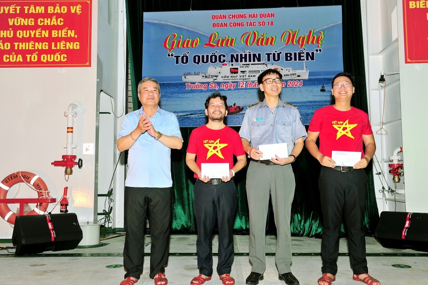 PV College thăm, tặng quà, động viên quân dân trên quần đảo Trường Sa và Nhà giàn DK1/9 (Ba Kè) PV College thăm, tặng quà, động viên quân, dân trên quần đảo Trường Sa và Nhà giàn DK1/9 (Ba Kè)