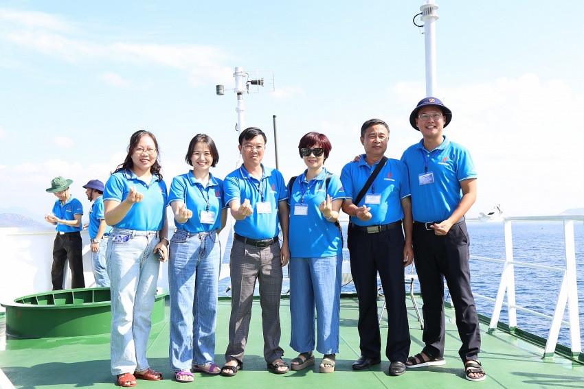 PV College thăm, tặng quà, động viên quân, dân trên quần đảo Trường Sa và Nhà giàn DK1/9 (Ba Kè)