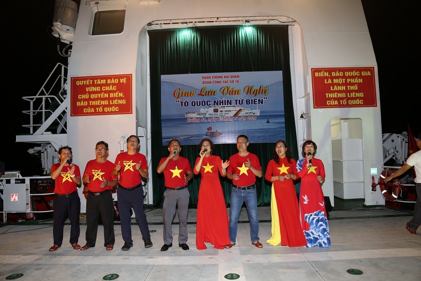 PV College thăm, tặng quà, động viên quân, dân trên quần đảo Trường Sa và Nhà giàn DK1/9 (Ba Kè)