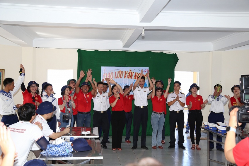 PV College thăm, tặng quà, động viên quân, dân trên quần đảo Trường Sa và Nhà giàn DK1/9 (Ba Kè)