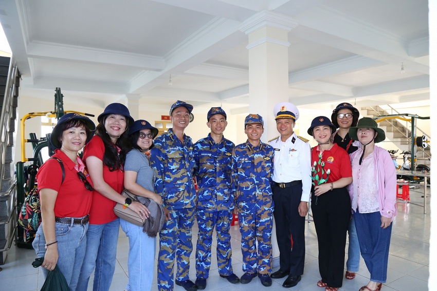PV College thăm, tặng quà, động viên quân, dân trên quần đảo Trường Sa và Nhà giàn DK1/9 (Ba Kè)