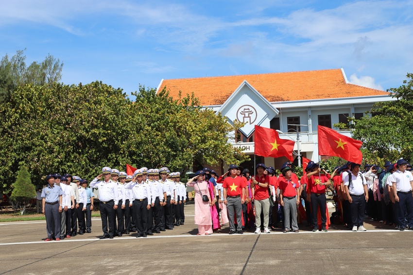 PV College thăm, tặng quà, động viên quân dân trên quần đảo Trường Sa và Nhà giàn DK1/9 (Ba Kè) PV College thăm, tặng quà, động viên quân, dân trên quần đảo Trường Sa và Nhà giàn DK1/9 (Ba Kè)