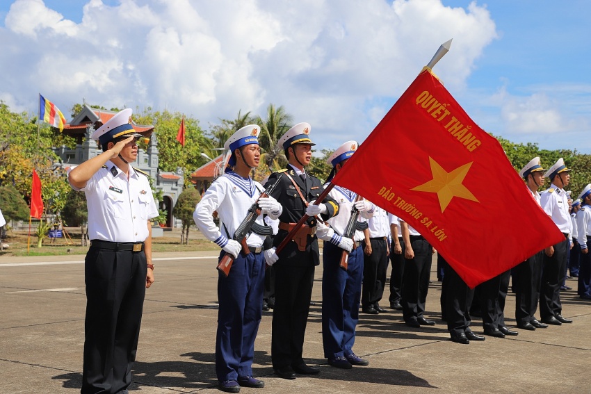 PV College thăm, tặng quà, động viên quân, dân trên quần đảo Trường Sa và Nhà giàn DK1/9 (Ba Kè)