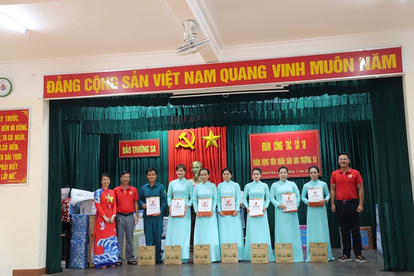 PV College thăm, tặng quà, động viên quân dân trên quần đảo Trường Sa và Nhà giàn DK1/9 (Ba Kè) PV College thăm, tặng quà, động viên quân, dân trên quần đảo Trường Sa và Nhà giàn DK1/9 (Ba Kè)