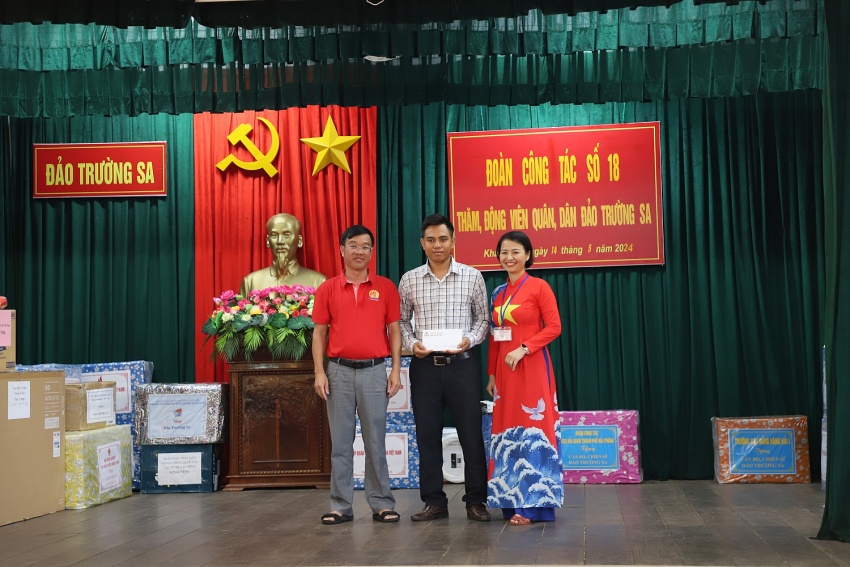 PV College thăm, tặng quà, động viên quân dân trên quần đảo Trường Sa và Nhà giàn DK1/9 (Ba Kè) PV College thăm, tặng quà, động viên quân, dân trên quần đảo Trường Sa và Nhà giàn DK1/9 (Ba Kè)