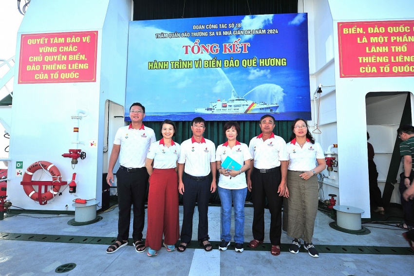 PV College thăm, tặng quà, động viên quân dân trên quần đảo Trường Sa và Nhà giàn DK1/9 (Ba Kè) PV College thăm, tặng quà, động viên quân, dân trên quần đảo Trường Sa và Nhà giàn DK1/9 (Ba Kè)